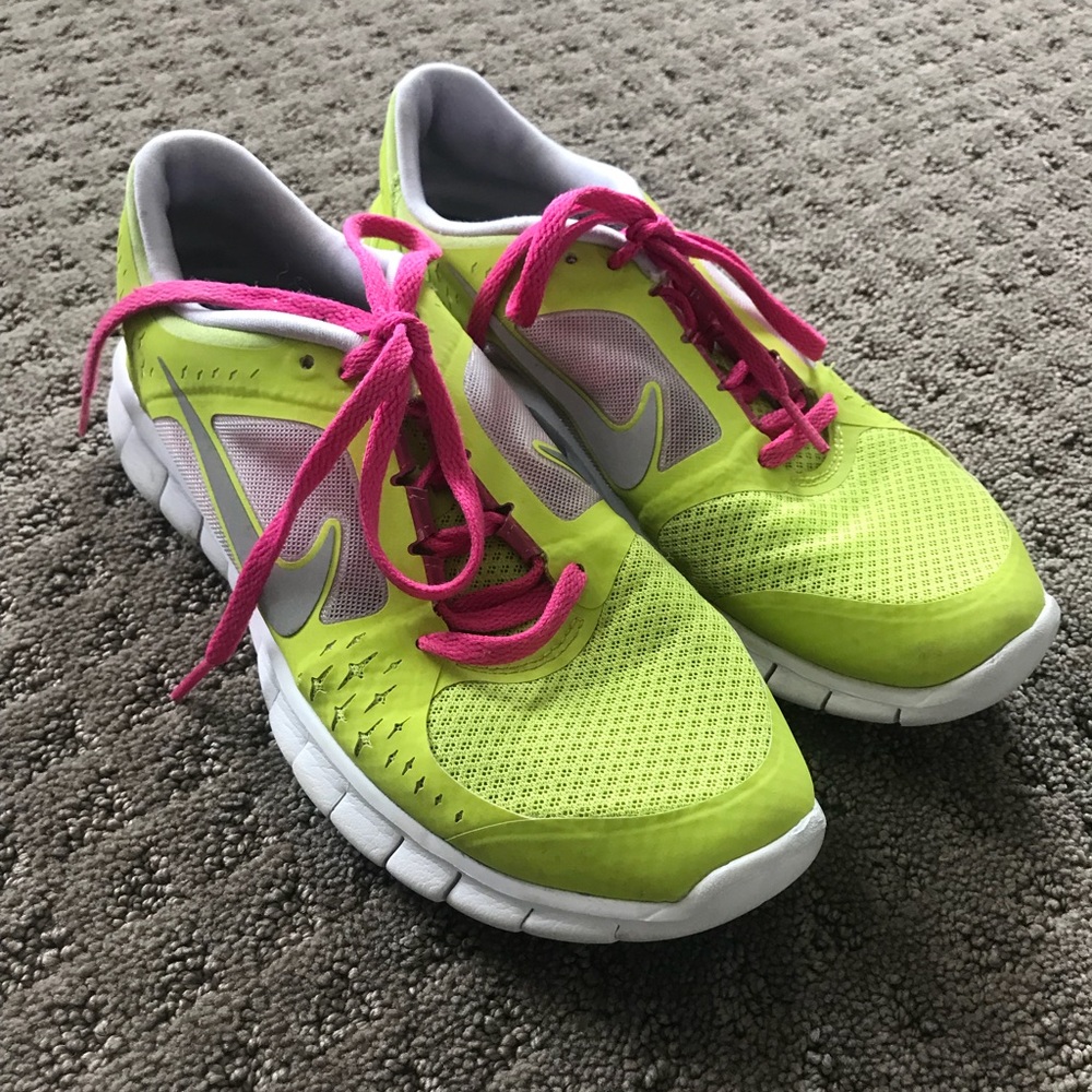 Girls youth Nike Shoes Size 6.5